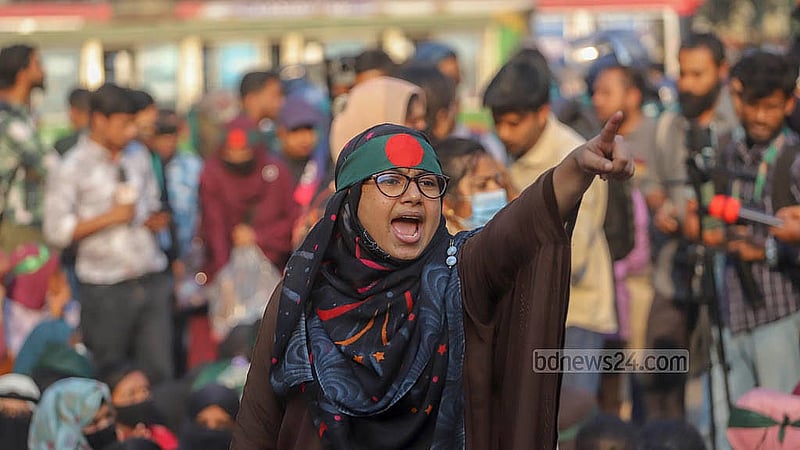 প্রাথমিক বিদ্যালয়ের সহকারী শিক্ষক পদে বাতিল হওয়া নিয়োগ ফিরে পাওয়ার দাবিতে সোমবার রাজধানীর শাহবাগ মোড় অবরোধ করে বিক্ষোভ করেন ঢাকা ও চট্টগ্রাম বিভাগের প্রার্থীরা