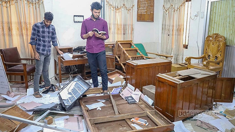 যাত্রাবাড়ীর ড. মাহবুবুর রহমান মোল্লা কলেজের এক শিক্ষার্থীর মৃত্যুর জেরে রোববার দুপুরে পুরান ঢাকার সোহরাওয়ার্দী কলেজের অধ্যক্ষের কক্ষ তছনছ করে শিক্ষার্থীরা।