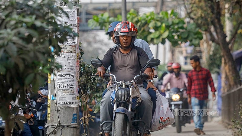 রাজধানীতে যানজট বাড়লে ফুটপাতে বাইকের সংখ্যা বেড়ে যায়। প্রথম রোজাতেও দেখা গেল সেই দৃশ্য