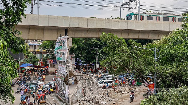 ঢাকার শাহবাগে রোববার প্রজন্ম চত্বরের ভাঙা স্থাপনা পড়ে থাকতে দেখা যায়। শনিবার রাত ১২টার পর বুলডোজার দিয়ে স্থাপনাটি ভাঙা হয় বলে জানিয়েছেন আশপাশের দোকানিরা