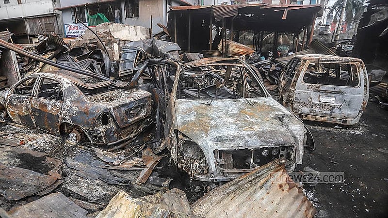 রাজধানীর খিলগাঁওয়ে তালতলা মার্কেটর কাছে শুক্রবার রাতে লাগা আগুনে পুড়ে যায় গ্যারেজে মেরামতের জন্য রাখা ১৭টি গাড়ি