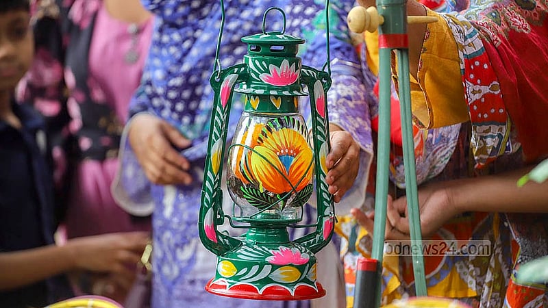 ঢাকা বিশ্ববিদ্যালয়ের দোয়েল চত্বরের পাশে ফুটপাতের দোকানে ‘রিকশাচিত্র’ করা হারিকেন বিক্রি হচ্ছে ৬০০-৭০০ টাকায়