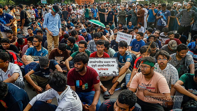 ডিপ্লোমা প্রকৌশলীদের নামের আগে প্রকৌশলী লিখতে না দেওয়াসহ তিন দাবিতে মঙ্গলবার রাজধানীর শাহবাগ মোড় অবরোধ করে বিক্ষোভে নামে বাংলাদেশ প্রকৌশল বিশ্ববিদ্যালয়সহ (বুয়েট) একাধিক বেসরকারি প্রকৌশল বিশ্ববিদ্যালয়ের শিক্ষার্থীরা