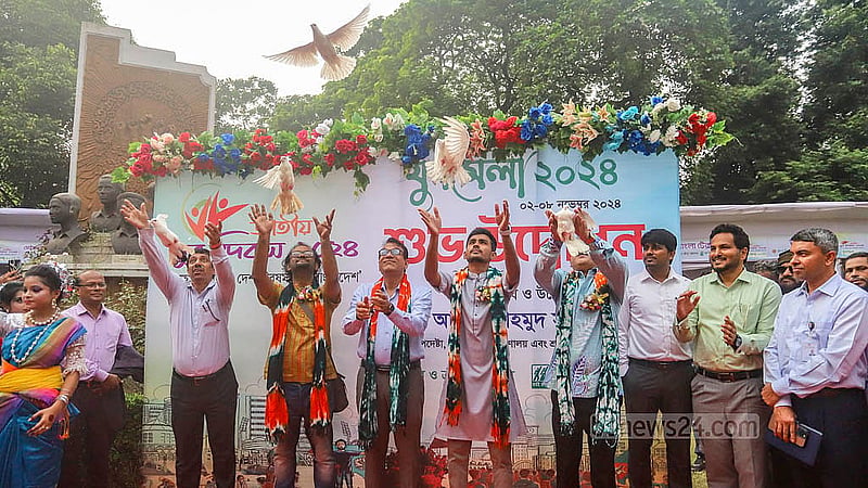 রাজধানীর বাংলা একাডেমি প্রাঙ্গণে জাতীয় যুব দিবস উপলক্ষে আয়োজিত যুবমেলা-২০২৪ বেলুন ও পায়রা উড়িয়ে উদ্বোধন করেন যুব ও ক্রীড়া এবং শ্রম ও কর্মসংস্থান উপদেষ্টা আসিফ মাহমুদ সজীব ভূঁইয়া