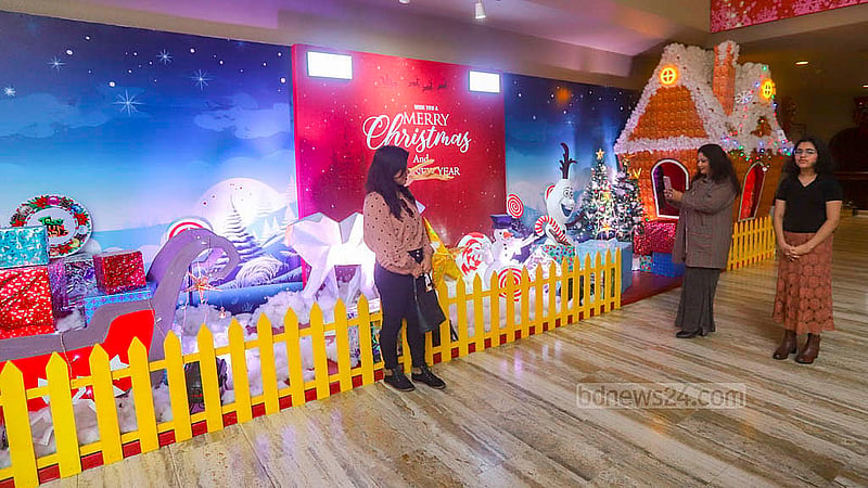 বড়দিন উপলক্ষ্যে রাজধানীর সোনারগাঁও হোটেল সেজেছে উৎসবের সাজে। ঝলমলে ক্রিসমাস ট্রি, সান্তা ক্লজের সামনে দাঁড়িয়ে