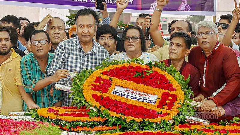 বিএনপির প্রতিষ্ঠাবার্ষিকী উপলক্ষে রোববার ঢাকার চন্দ্রিমা উদ্যানে জিয়াউর রহমানের কবরে শ্রদ্ধা নিবেদন করে জাতীয়তাবাদী সামাজিক সাংস্কৃতিক সংস্থা।