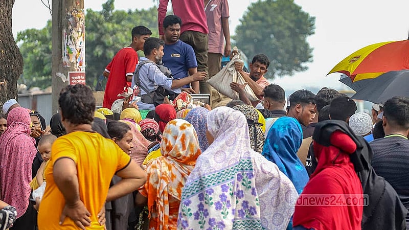 ঢাকার রায়েরবাগ এলাকায় ন্যায্য মূল্যে পণ্য পেতে মানুষের ভিড়। টিসিবির ট্রাক সেল থেকে ৪৭০ টাকায় মিলছে ৫ কেজি চাল, ২ কেজি ডাল ও ২ লিটার তেল