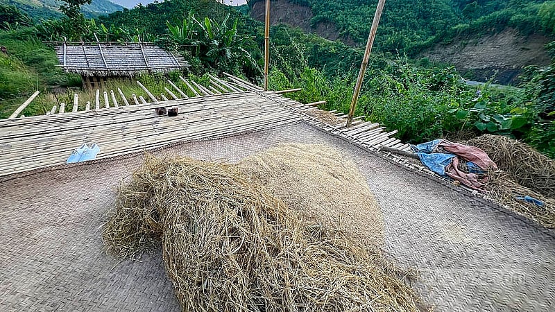 পাহাড়ের এসব জুম ঘরে শস্য মাড়াইয়ের পাশাপাশি থাকা-খাওয়ার কাজও চলে