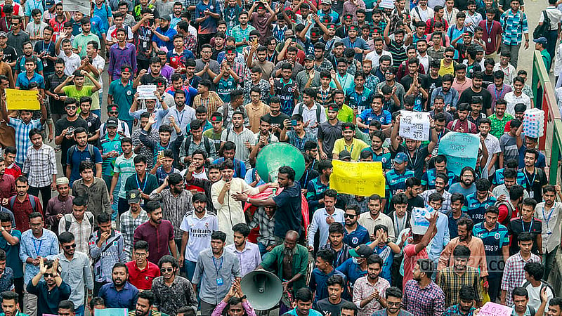 স্বতন্ত্র বিশ্ববিদ্যালয়ের দাবিতে সোমবার ঢাকার মিরপুর সড়কে বিক্ষোভ করেন সাত কলেজের শিক্ষার্থীরা