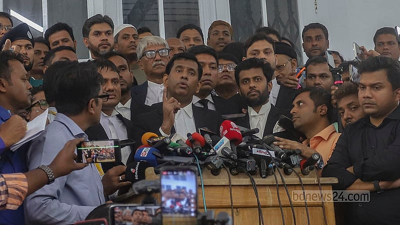 আন্তর্জাতিক অপরাধ ট্রাইব্যুনালের শুনানি শেষে সোমবার সাংবাদিকদের সঙ্গে কথা বলেন আন্তর্জাতিক অপরাধ ট্রাইব্যুনালের প্রধান কৌঁসুলি তাজুল ইসলাম
