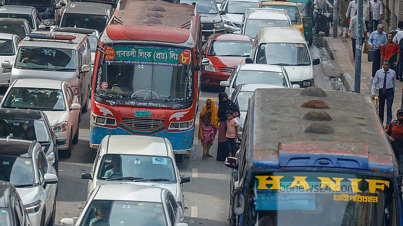 আন্দোলনের কারণে শাহবাগ আর মৎস্য ভবন এলাকার সড়ক বন্ধ থাকায় বৃহস্পতিবার রাজধানীর বিভিন্ন সড়কে যানজট তৈরি হয়; যানবাহন সংকটেও পড়েন অনেকে। ফলে তাদেরকে হেঁটেই রওনা হতে হয় গন্তব্যে