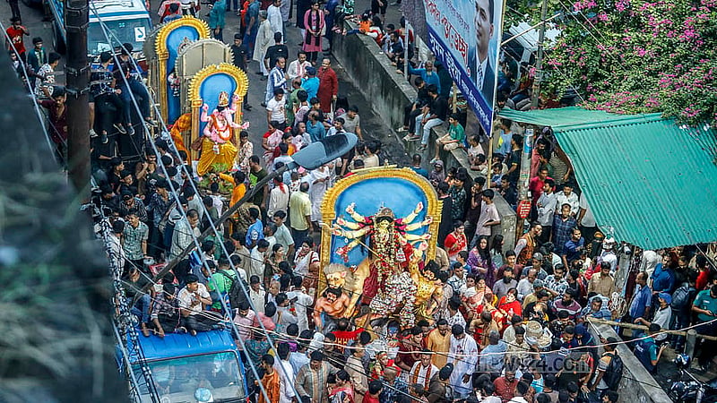 বিসর্জনের জন্য ঢাকার বিভিন্ন স্থান থেকে প্রতিমা নেওয়া হয় ঢাকার ওয়াইজঘাটে বুড়িগঙ্গা নদীর পাড়ে