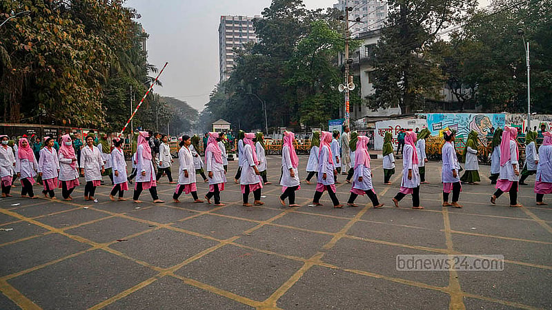 একুশে ফেব্রুয়ারির সকালে খালি পায়ে প্রভাতফেরির মিছিলে
