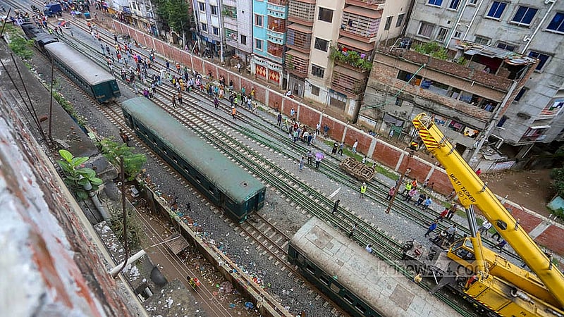 ঢাকার গোপীবাগে বৃহস্পতিবার সকালে লাইনচ্যুত নারায়ণগঞ্জ কমিউটার ট্রেন সরানোর কাজ করছে উদ্ধারকারী ট্রেন