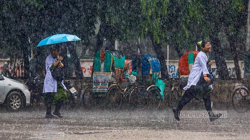 ঢাকায় গরমের মধ্যে থেমে থেমে বৃষ্টি ঝরছে। তপ্ত ঢাকায় দীর্ঘদিন পর বৃষ্টির দেখা পাওয়ায় অনেকেই ভিজেছেন আপন মনে