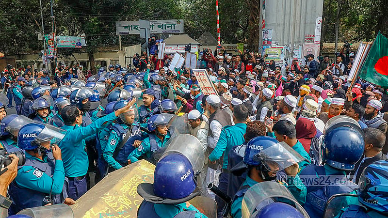 এবতেদায়ী মাদরাসা শিক্ষক ঐক্যজোটের মিছিল শাহবাগ পৌঁছালে তাদের আটকে দেয় আইনশৃঙ্খলা বাহিনী
