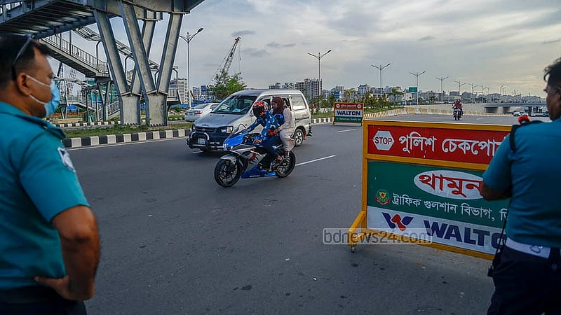 হেলমেট না পরলে ট্রাফিক আইনে জরিমানার বিধান রয়েছে। এসব নিয়মের তোয়াক্কা না করে অনেকে হেলমেট ছাড়েই ৩০০ ফিট সড়কে বেপরোয়া গতিতে ছোটেন বাইক নিয়ে