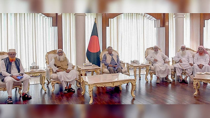 রাষ্ট্রীয় অতিথি ভবন যমুনায় শনিবার প্রধান উপদেষ্টা মুহাম্মদ ইউনূসের সঙ্গে রাজনৈতিক দলগুলোর আলোচনায় ইসলামিক দলগুলোর নেতারা।