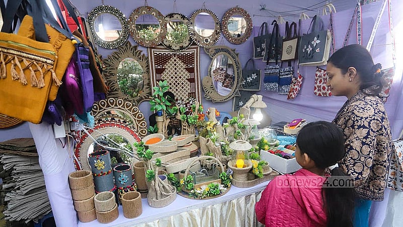 ঢাকার তেজগাঁওয়ে পাটপণ্য মেলায় পাটের তৈরি নানা জিনিস ঘুরে ঘুরে দেখছেন বিভিন্ন বয়েসি মানুষ