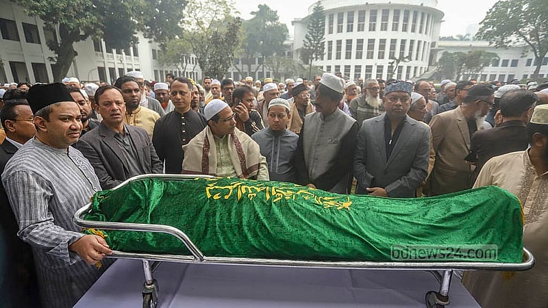 অন্তর্বর্তী সরকারের উপদেষ্টা হাসান আরিফের জানাজার জন্য সুপ্রিম কোর্ট প্রাঙ্গণে শনিবার তার কফিন আনা হয়; সঙ্গে ছিলেন তার ছেলে মোয়াজ আরিফ
