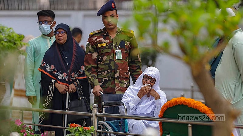 পিলখানায় নিহতদের পরিবারের সদস্যরা মঙ্গলবার বনানীর সামরিক কবরস্থানে শ্রদ্ধা জানাতে এলে আবেগঘন পরিবেশের সৃষ্টি হয়।