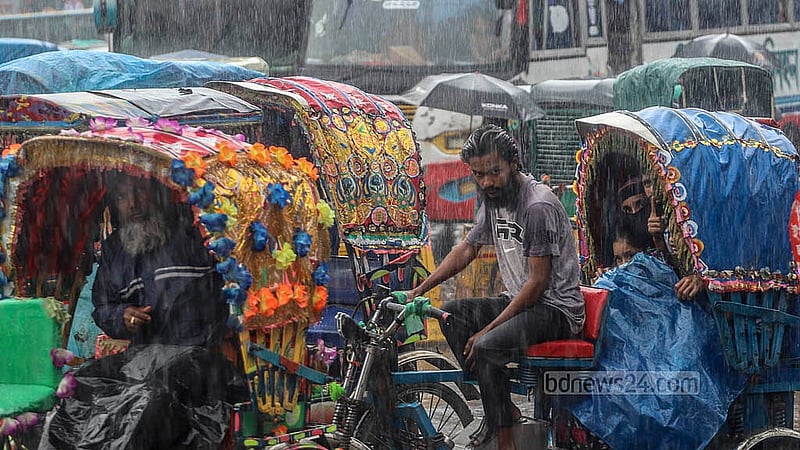 বৃহস্পতিবার দুপুরের বৃষ্টিতে বিপাকে পড়েন রাজধানী থেকে দেশের বিভিন্ন গন্তব্যে ছোটা মানুষেরা। দোলাইরপাড় এলাকা থেকে তোলা