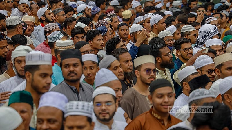 জাতীয় ঈদগাহে সোমবার সকালে ঈদুল ফিতরের নামাজ শেষে ফিরছেন মুসলমানরা