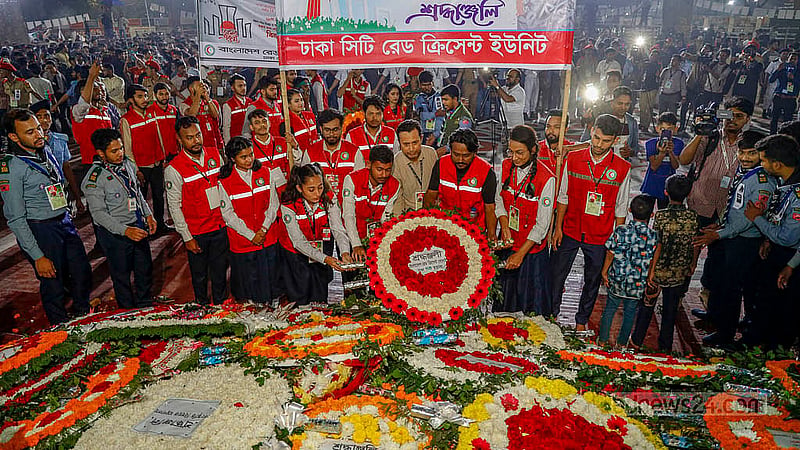 একুশে ফেব্রুয়ারির সকালে বিভিন্ন শিক্ষা প্রতিষ্ঠানের শিক্ষার্থী আর সংগঠনের সদস্যরা কেন্দ্রীয় শহীদ মিনারে আসেন প্রভাতফেরি করে