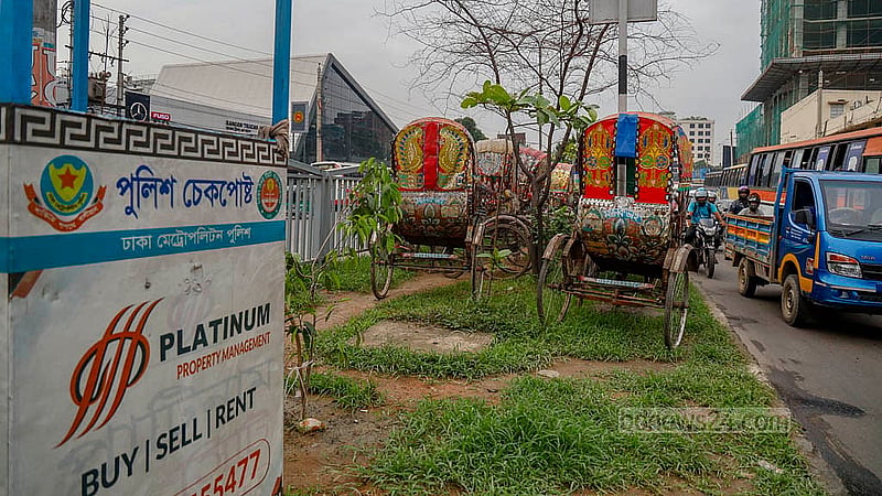 ঢাকার তেজগাঁও নাবিস্কো মোড়ের পরে রয়েছে ইউটার্ন। সেই ইউটার্নের মাঝে সড়ক বিভাজকের যে জায়গা সৌন্দর্য বর্ধনের জন্য, সেখানেই সারি করে রাখা হয়েছে রিকশা