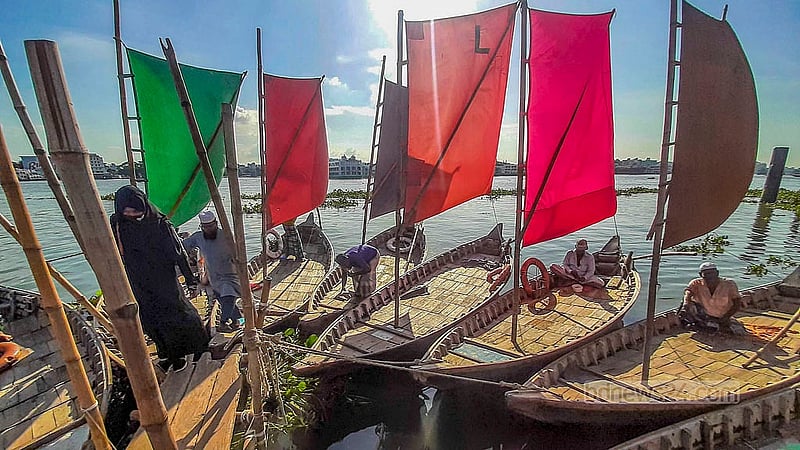 কেরানীগঞ্জে বুড়িগঙ্গার মিল ব্যারাক ঘাটে যাত্রীর অপেক্ষায় খেয়া পারাপারের পালতোলা নৌকা।