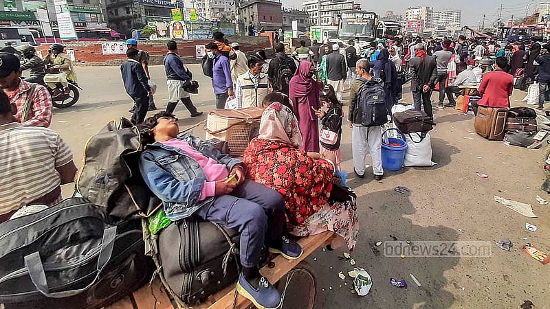 ঢাকার ধোলাইপাড় মোড়ে ভ্যানের ওপরই ঘুমিয়ে পড়েছে এক শিশু