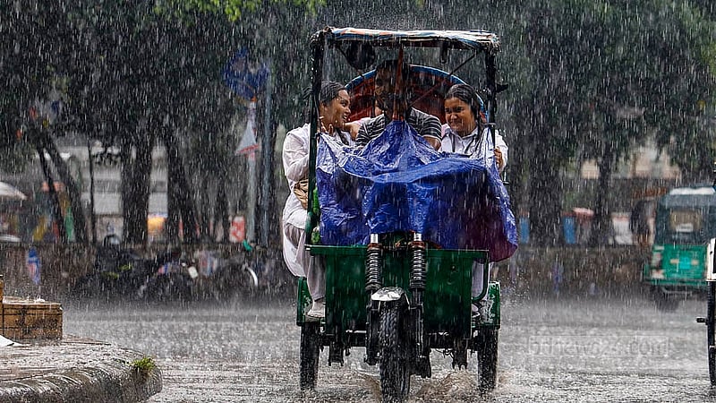 ঢাকা বিশ্ববিদ্যালয়ে এলাকায় বৃহস্পতিবার বিকালে বৃষ্টির মধ্যে এক রিকশায় তিন শিক্ষার্থী