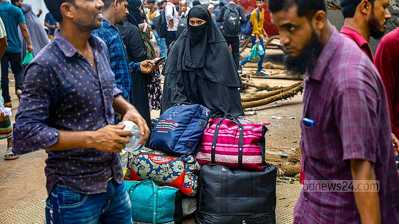 ঢাকার সদরঘাট টার্মিনালে লঞ্চ ছাড়ার অপেক্ষায় ঈদে ঘরমুখো যাত্রীরা