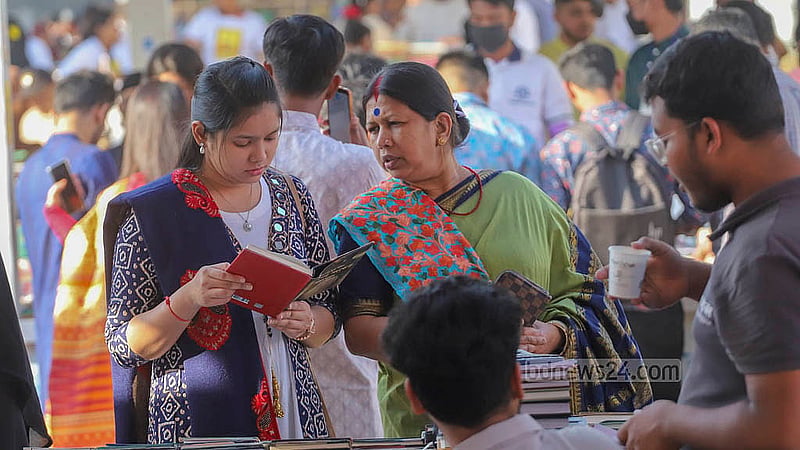 একুশে বই মেলার সোহরাওয়ার্দী উদ্যান প্রাঙ্গণের বিভিন্ন স্টল ঘুরে বই দেখছেন দর্শনার্থীরা