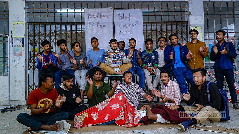 জগন্নাথ বিশ্ববিদ্যালয়ের দ্বিতীয় ক্যাম্পাসের নির্মাণকাজ সেনাবাহিনীকে হস্তান্তরসহ তিন দাবিতে অনশনে বসা শিক্ষার্থীরা সোমবার ‘কমপ্লিট শাটডাউন’ কর্মসূচিতে নামেন। এ সময় সাজিদ অ্যাকাডেমিক ভবনে তালা ঝুলিয়ে স্লোগান দিতে থাকেন তারা