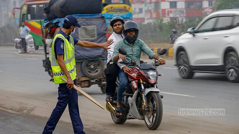 পুলিশকে তোয়াক্কা না করেই ঢাকা-চট্টগ্রাম মহাসড়কে সানারপাড় এলাকায় উল্টো পথে চলছে মোটরসাইকেল