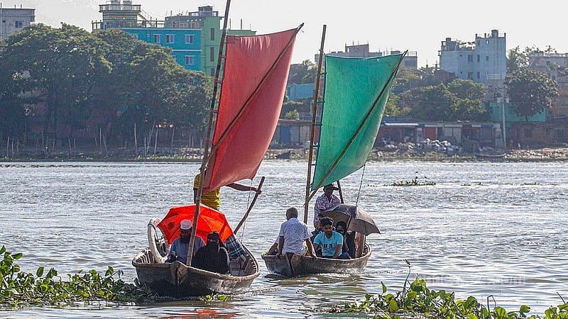 কেরানীগঞ্জে বুড়িগঙ্গার মিল ব্যারাক ঘাট থেকে চলছে খেয়া পারাপারের পালতোলা নৌকা ।