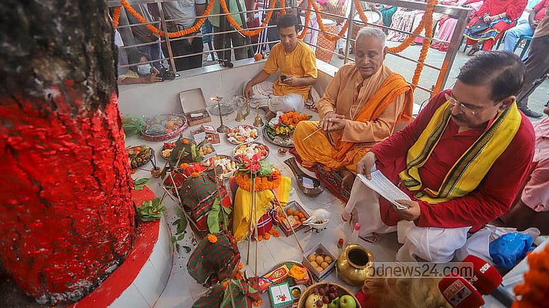 ঢাকেশ্বরী জাতীয় মন্দিরে বুধবার ষষ্ঠীর দিন সকালে বেলগাছের নিচে ঘট বসিয়ে পূজার্চনার মধ্যে দিয়ে দুর্গাপূজার আনুষ্ঠানিকতা শুরু হয়