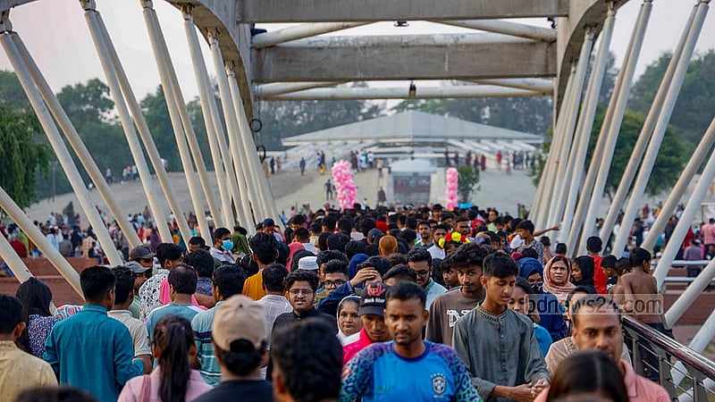 মে দিবস ও সাপ্তাহিক ছুটি মিলিয়ে টানা তিন দিনের ছুটি পেয়েছেন সরকারি চাকরিজীবীরা। ছুটির এ সময় কাটাতে পরিবার বা প্রিয়জনদের নিয়ে অনেকে ভিড় করছেন ঢাকার জিয়া উদ্যানে