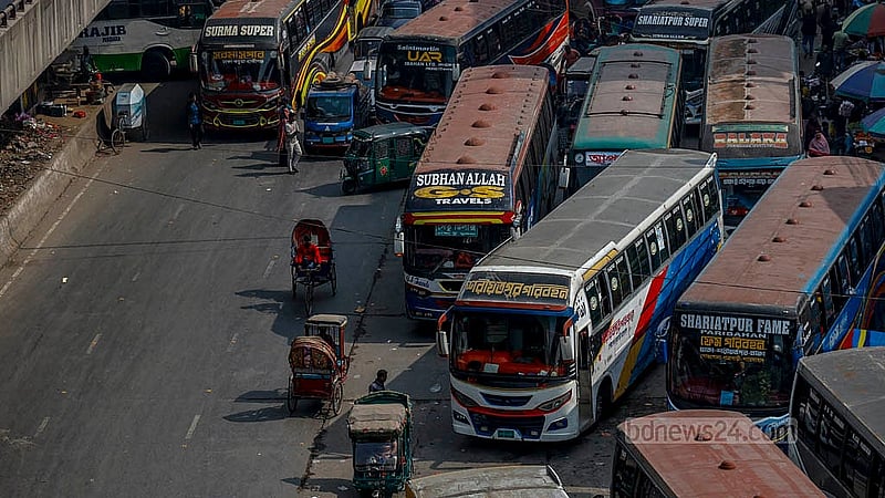 গুলিস্তান-যাত্রাবাড়ী ফ্লাইওভারের নিচে যাত্রাবাড়ী মোড় এখন ভোগান্তির আরেক নাম। মোড়টিতে দূরপাল্লার বাস রেখে তোলা হচ্ছে যাত্রী, নিয়মনীতি আর যানজট তোয়াক্কা না করে এভাবেই চলছে প্রতিদিন। যেন বাস টার্মিনাল হয়ে উঠেছে যাত্রাবাড়ী মোড়