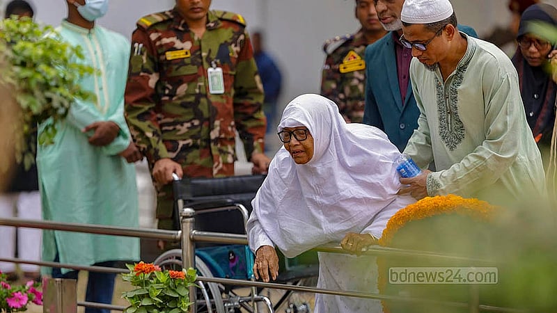 ১৬ বছর আগে বিডিআর বিদ্রোহের সময় নিহত সেনা কর্মকর্তাদের কবরের সামনে কান্নায় ভেঙে পড়েন তাদের স্বজনরা।