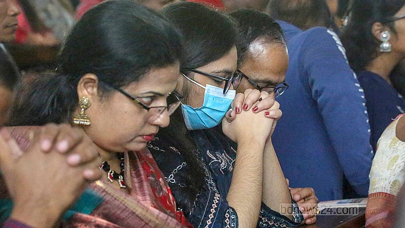 বড়দিনের সকালে বুধবার ঢাকার তেজগাঁওয়ের হলি রোজারি চার্চে প্রার্থনায় খ্রিষ্টান ধর্মাবলম্বীরা।