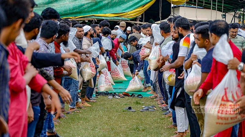দেশের পূর্বাঞ্চলে ভয়াবহ বন্যায় ক্ষতিগ্রস্ত মানুষের জন্য ঢাকার বাড্ডার সাতারকুলে ত্রাণের প্যাকেট প্রস্তুত করছে আস সুন্নাহ ফাউন্ডেশন