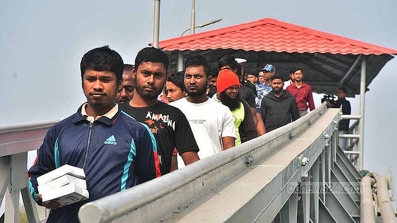 আন্তর্জাতিক সমুদ্রসীমায় মাছ ধরতে গিয়ে ভারতীয় কোস্ট গার্ডের হাতে আটক বাংলাদেশিদের মঙ্গলবার চট্টগ্রাম পতেঙ্গা কোস্ট গার্ডে আনা হয়