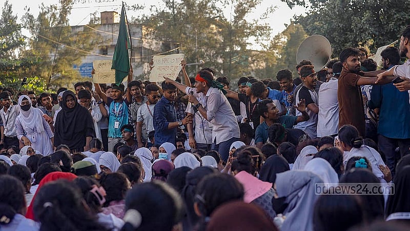 ঢাকার তেজগাঁও সাতরাস্তা মোড়ে সোমবার অবরোধে স্লোগান দেন কারিগরি শিক্ষার্থীরা
