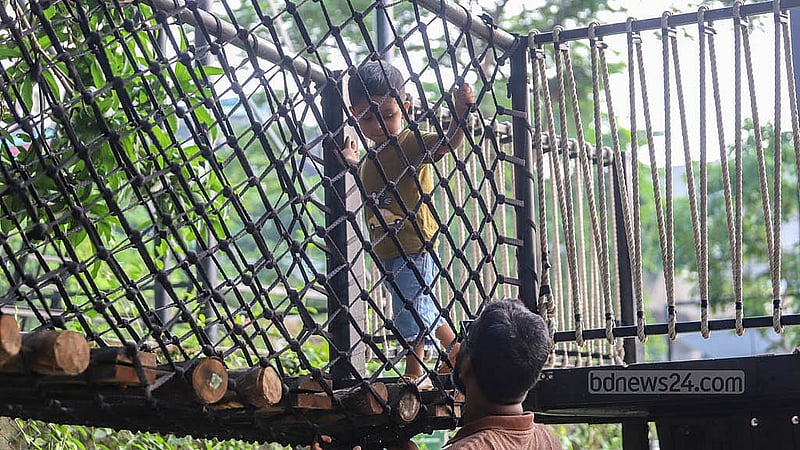 রাজধানীর আগারগাঁও বিমান বাহিনী জাদুঘরের এয়ার ফোর্স বেইস ক্যাম্পে ছোটদের জন্য আছে নানা আয়োজন