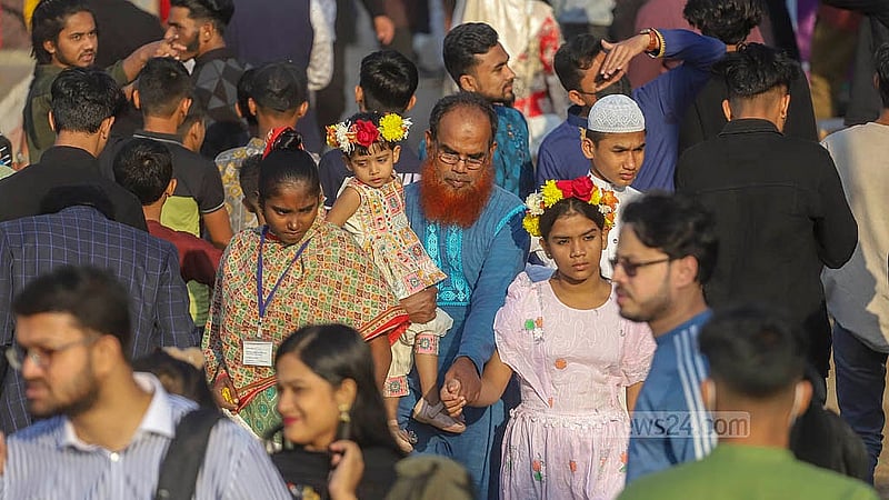 ফাগুনের প্রথম দিন আর ভ্যালেন্টাইনস ডের আবহের মধ্যে শুক্রবার একুশে বই মেলায় অনেকের হাতে ছিল ফুল, মাথায় ছিল ফুলের মুকুট