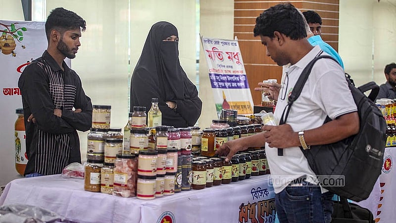 ঢাকার তেজগাঁওয়ে বিসিক ভবনে মধু মেলায় বিভিন্ন স্টল ঘুরে দেখছেন দর্শনার্থীরা। পাঁচ দিনের এ মেলা চলবে বৃহস্পতিবার পর্যন্ত