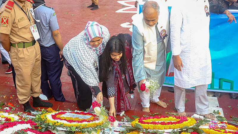 একুশে ফেব্রুয়ারিতে সন্তানদের সঙ্গে নিয়েই কেন্দ্রীয় শহীদ মিনারে শ্রদ্ধা জানাতে আসেন অনেকে