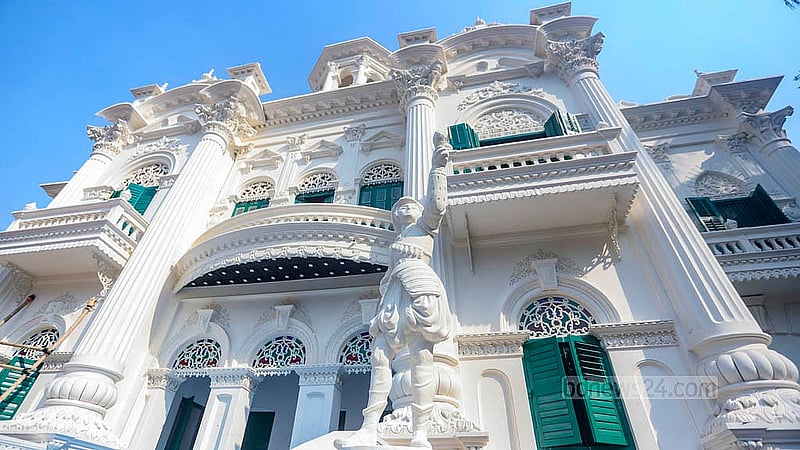 প্রায় ৭ হাজার বর্গফুট আয়তনের প্রাচীরবেষ্টিত রোজ গার্ডেনের এই মঞ্জিলের উচ্চতা প্রায় ৪৫ ফুট। ভবনের মূল বারান্দার সঙ্গে রয়েছে অর্ধচন্দ্রাকৃতির ব্যালকনি। এর অবস্থান প্রবেশপথের তিনটি খিলানের উপরে